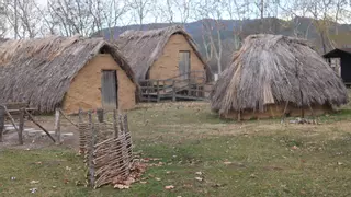 Èxit de visitants al Parc Neolític de la Draga de Banyoles després de fer-lo d’accés lliure
