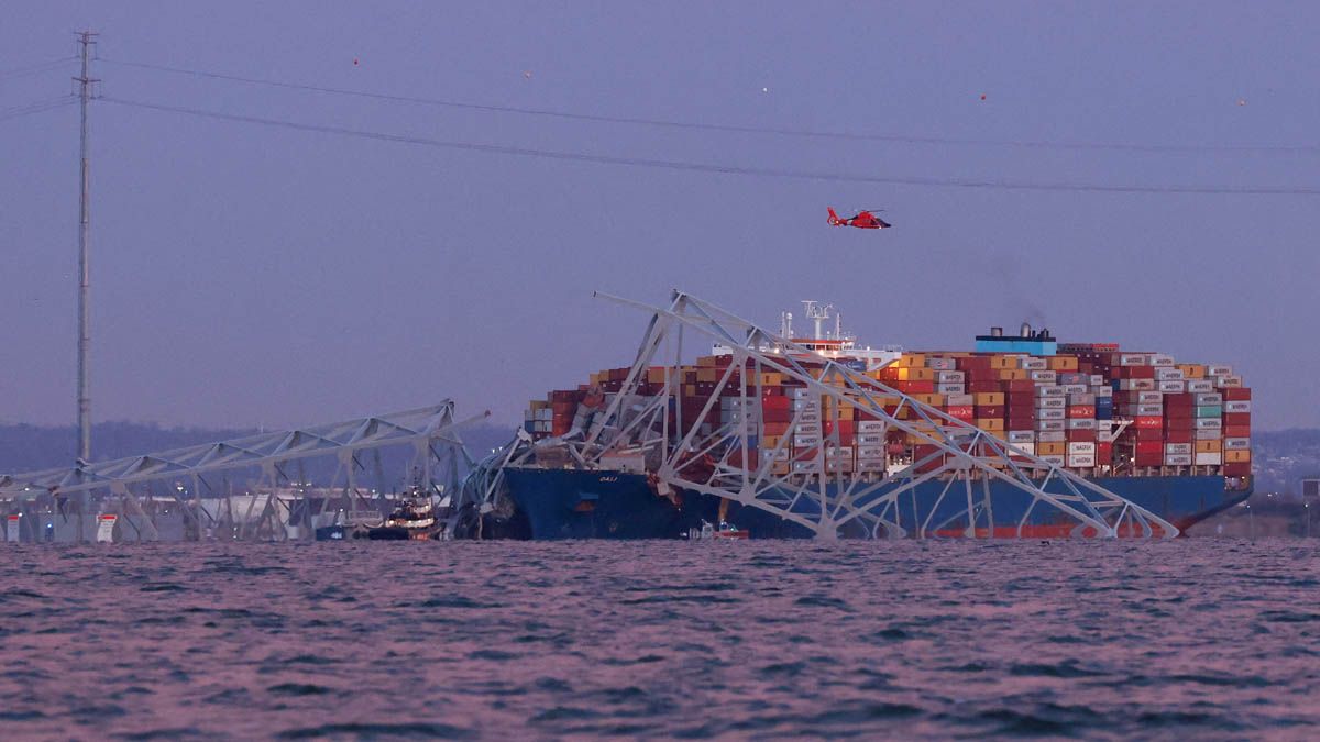 Un barco carguero derrumba el principal puente de Baltimore al chocar contra un pilar