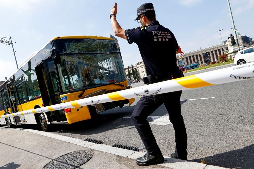 Accident de trànsit entre dos busos, un taxi i una moto a Barcelona