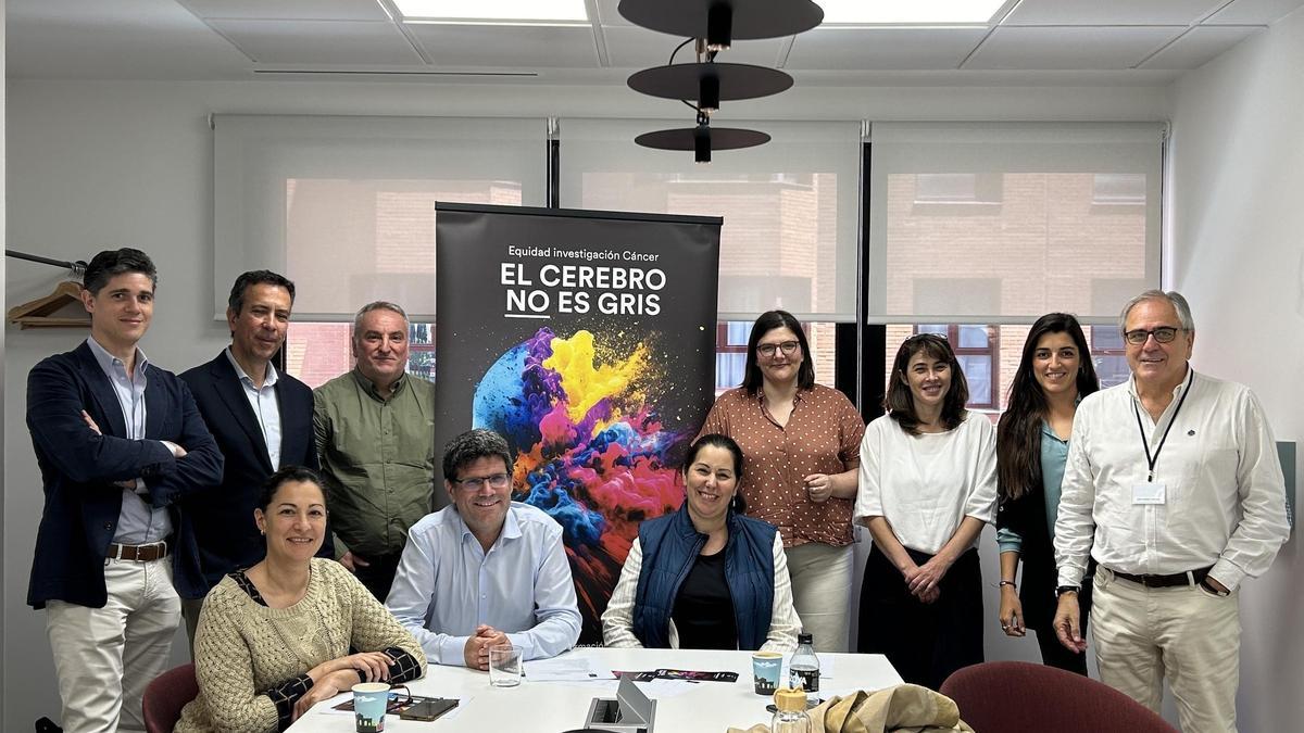 Representantes de la asociación, con investigadores.