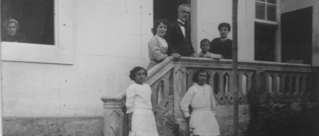A mestra Matilde Bares, na fiestra situada á esquerda, na súa casa xunto ao seur irmán Manuel Antonio e a súa familia.