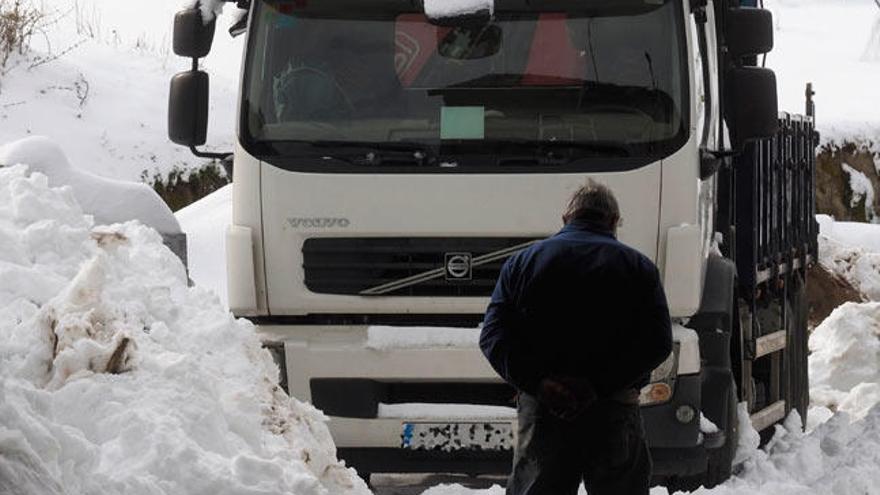 Un camión, atrapado por la nieve en Lugo // EFE