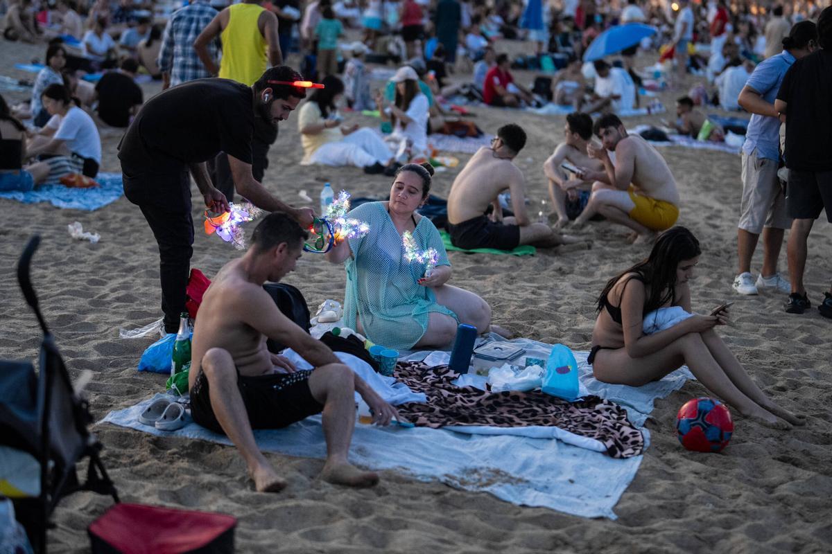 Barcelona. Turistas en la playa de la Barceloneta para celebrar la noche de Sant Joan. 23 de junio de 2026. Sociedad. AUTOR: ZOWY VOETEN