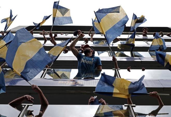 Los partidarios de Boca Juniors aplauden a su equipo durante el partido de ida de la final de la Copa Libertadores argentina contra River Plate, en el estadio La Bombonera de Buenos Aires.