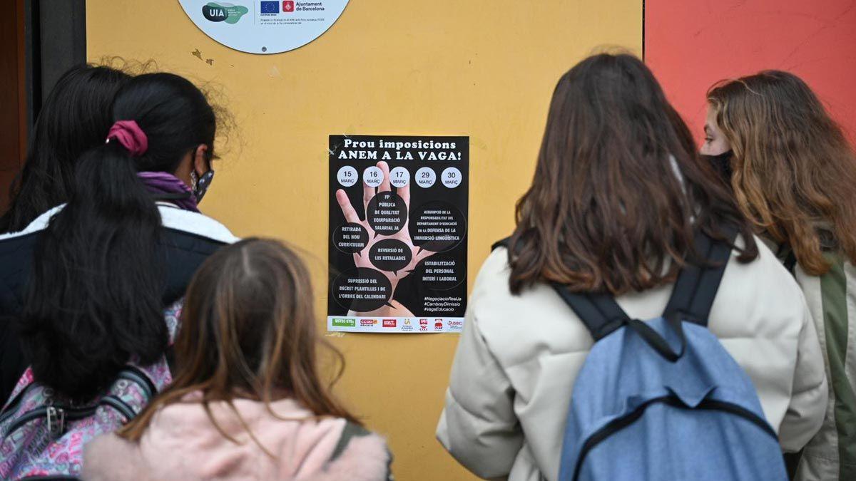 Alumnos de la escuela Els Llorers de Barcelona entran en clase el primer día de convocatoria de huelga.