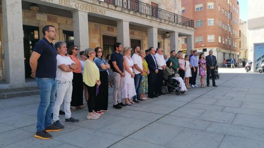 Representantes de las instituciones guardan un minuto de silencio por el último asesinato machista. | Emilio Fraile