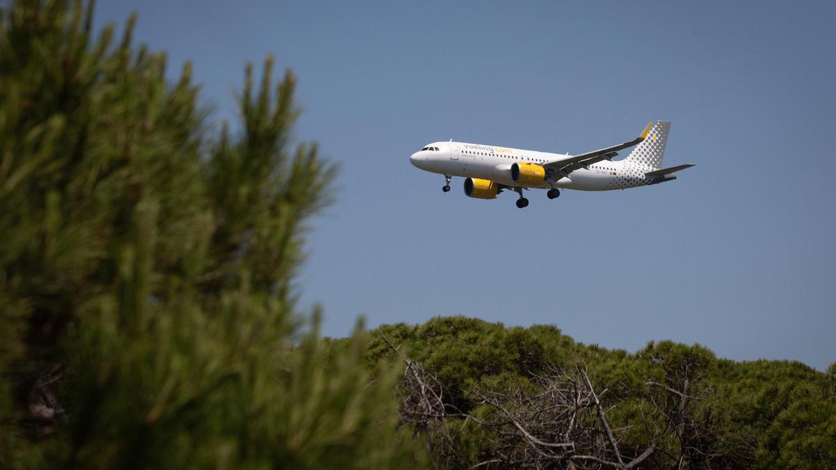 Archivo - Un avión de Vueling