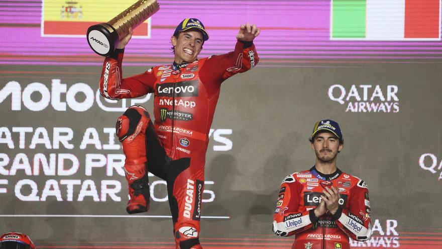Marc Márquez celebra el triunfo en el Gran Premio de Catar junto a Bagnaia. | AP