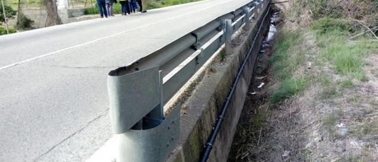 La alcaldesa y los técnicos municipales y de la diputación visitan el espacio que ocupará el carril-bici.