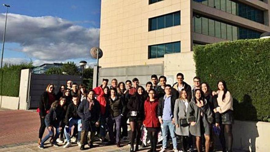 Los alumnos de Marketing y Publicidad del IES Claudio Moyano posan frente a las oficinas de Philips España.  IES Claudio Moyano