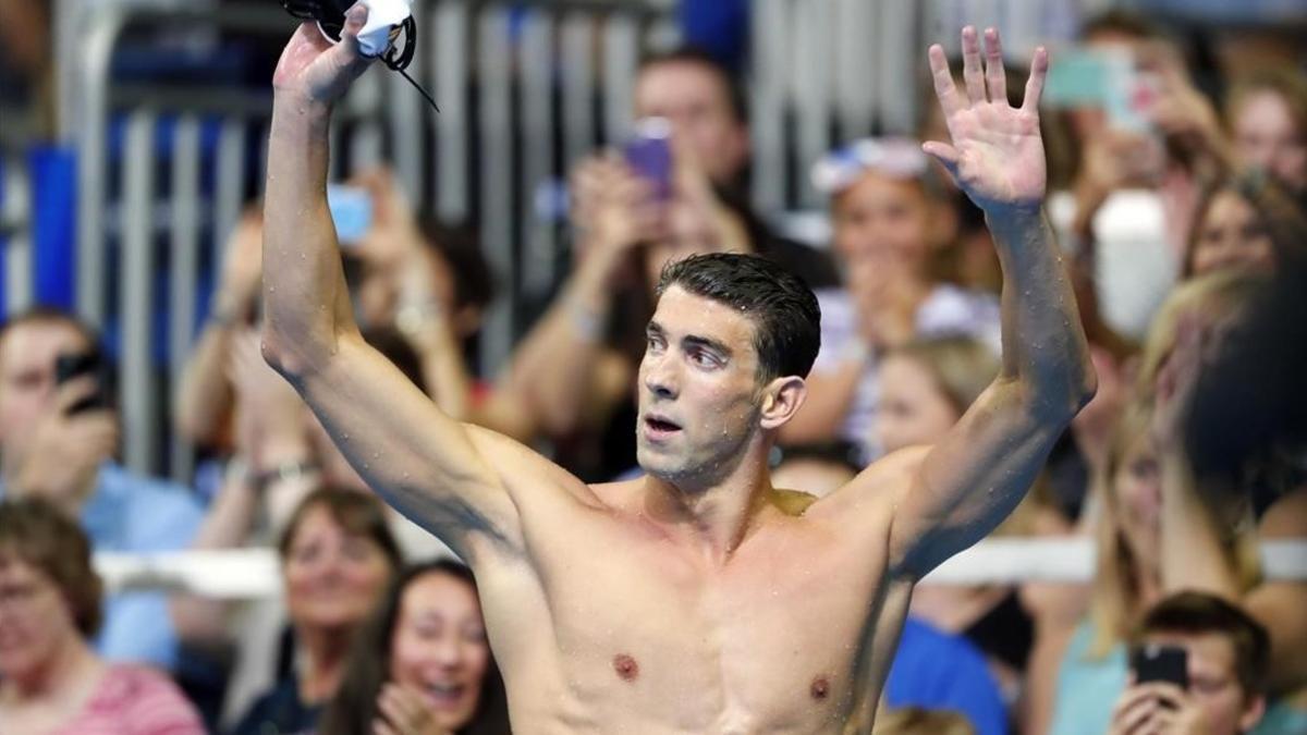 Michael Phelps saluda tras ganar los 200 mariposa.