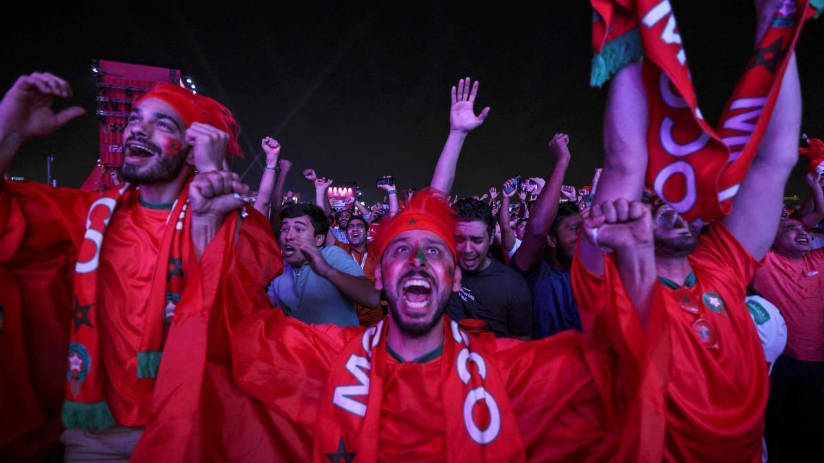 Aficionados marroquíes celebran en Doha la clasificación de su equipo a cuartos del Mundial de Qatar tras derrotar a España.