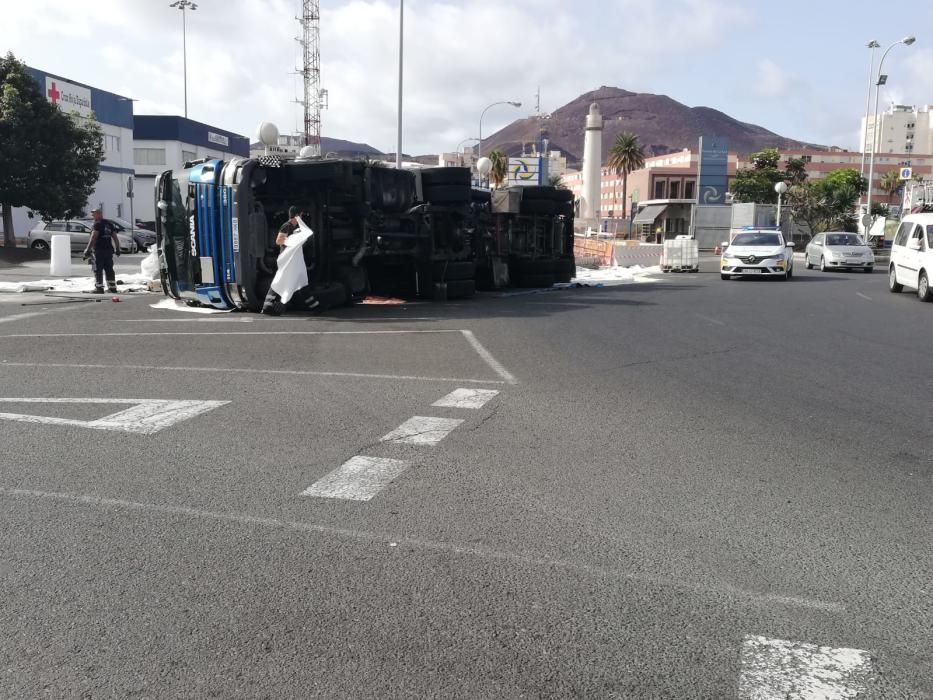 Vuelco de un camión cisterna en el Puerto de la Luz