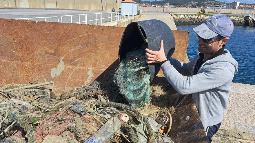 La flota cambadesa retira 14 toneladas de basura marina en apenas quince meses