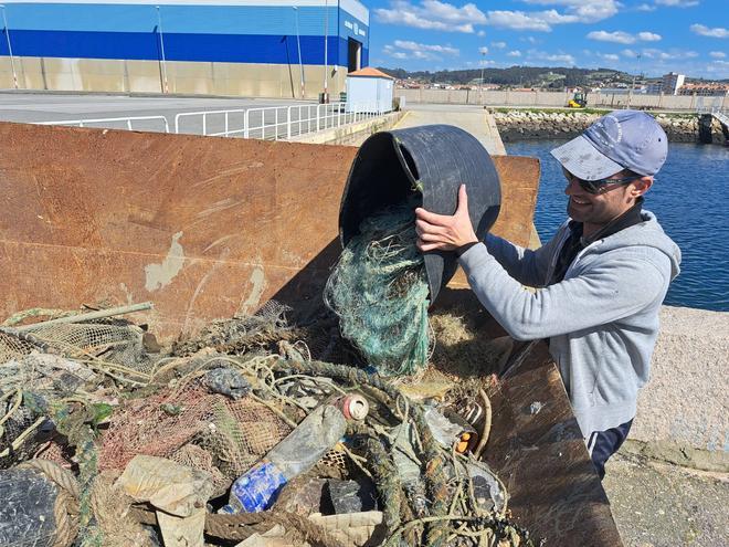 La flota cambadesa elimina 14 toneladas de basura marina