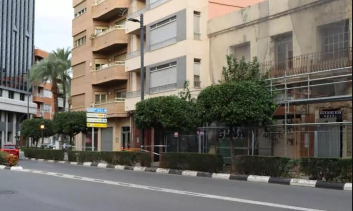 La casa con andamios antes de ser derribada la fachada.