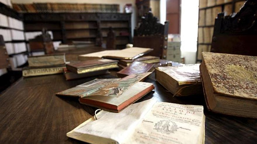 La Universidad ha puesto en marcha un proyecto pionero en España para catalogar más de 50.000 libros históricos de su propiedad anteriores a 1830, algunos de los cuales fueron propiedad de figuras como Quevedo, cuyas fichas bibliográficas podrán consultarse en internet.