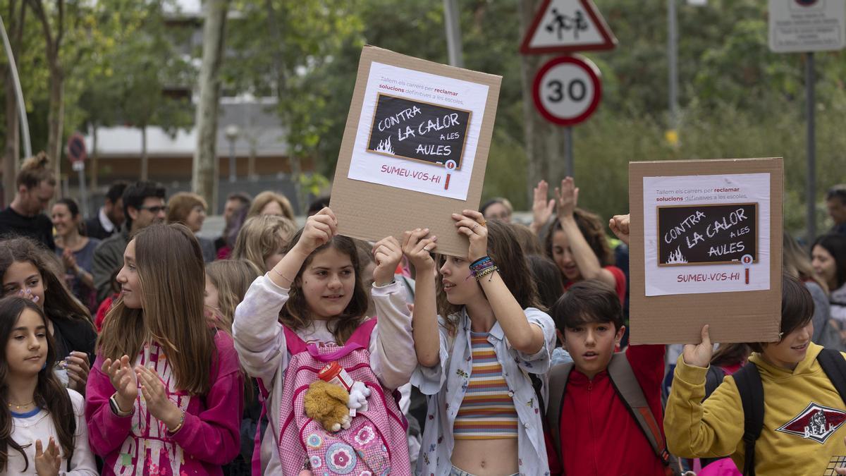 Familias de la Escola La LLacuna del Poblenou cortan el tráfico para reclamar soluciones definitivas en las escuelas contra el calor en las aulas.