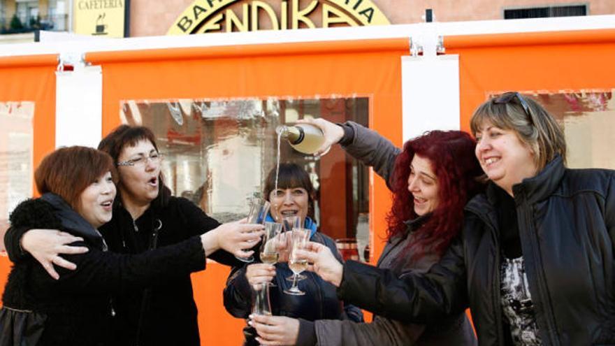 Celebración del quinto premio en un bar pamplonés.