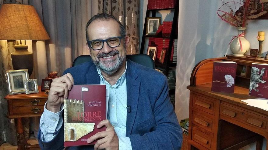Jesús Díaz Domínguez posa con su última novela.