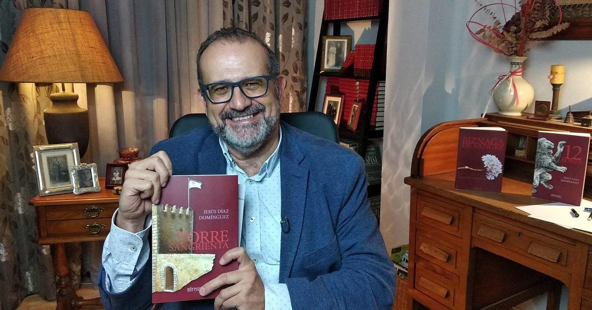 Jesús Díaz Domínguez posa con su última novela.