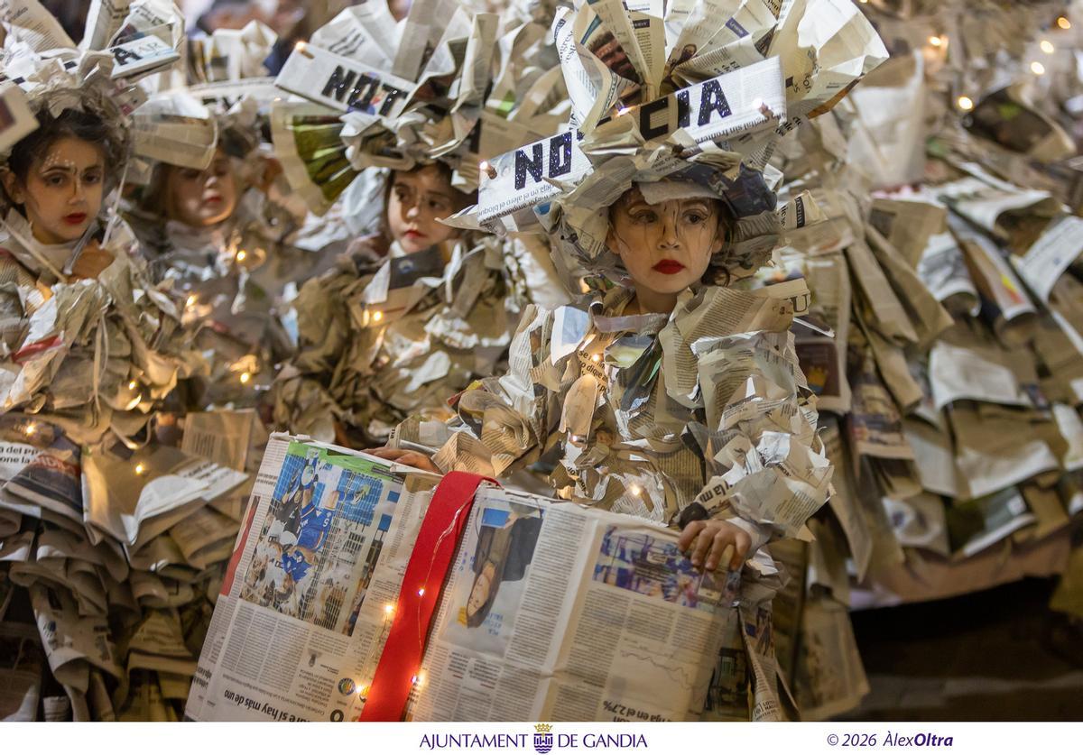 El viento sí respeta la Cavalcada del Ninot de Gandia que luce como nunca