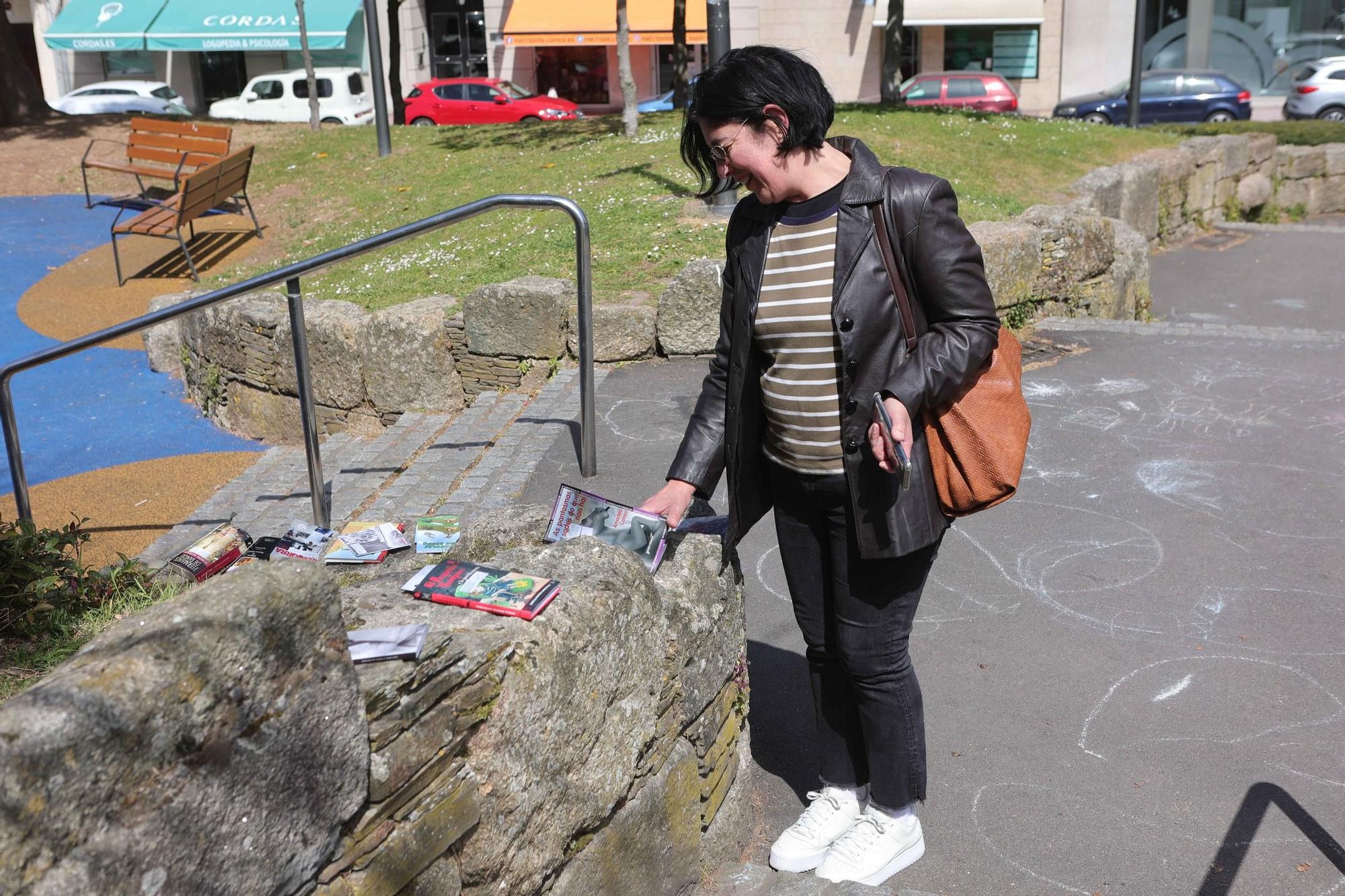 Suelta de libros en A Coruña con motivo del Día del Libro