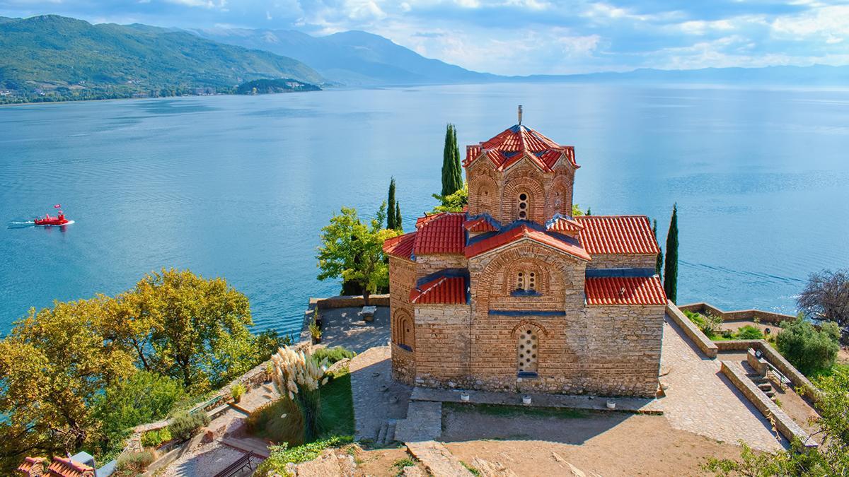 El lago Ohrid añade al viaje una de las postales más bellas de los Balcanes, entre patrimonio, agua y montaña.