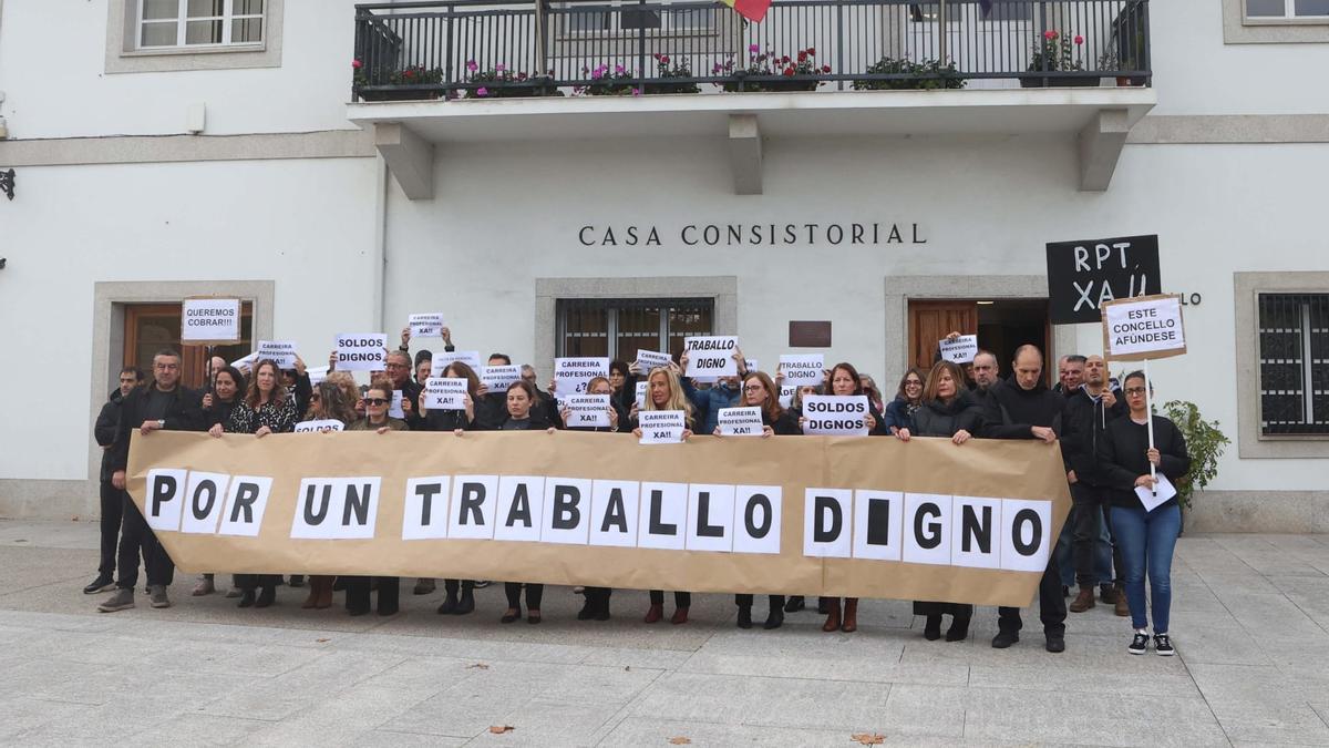 Personal del Concello de Cambre protesta durante el pleno