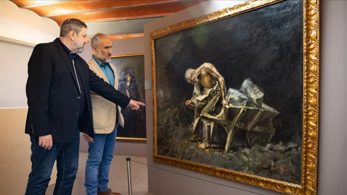 Los historiadores Josep Casamartina y Carlos Alejandro Lupercio, junto al cuadro 'El peón' de Aleix Clapés.