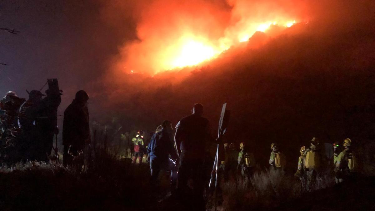 Vecinos y miembros del operativo de extinción de la Junta trabajan en el incendio de Sanabria.