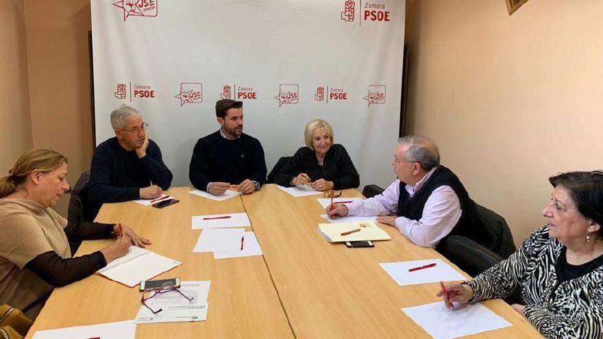 Responsables del PSOE con los portavoces de la Plataforma