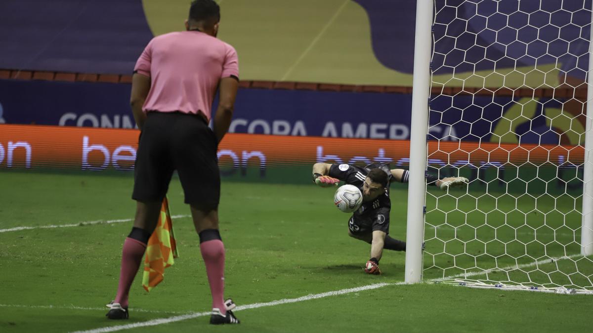 Dibu Martínez atajando uno de los penaltis en el encuentro de Argentina frente a Colombia de la Copa América