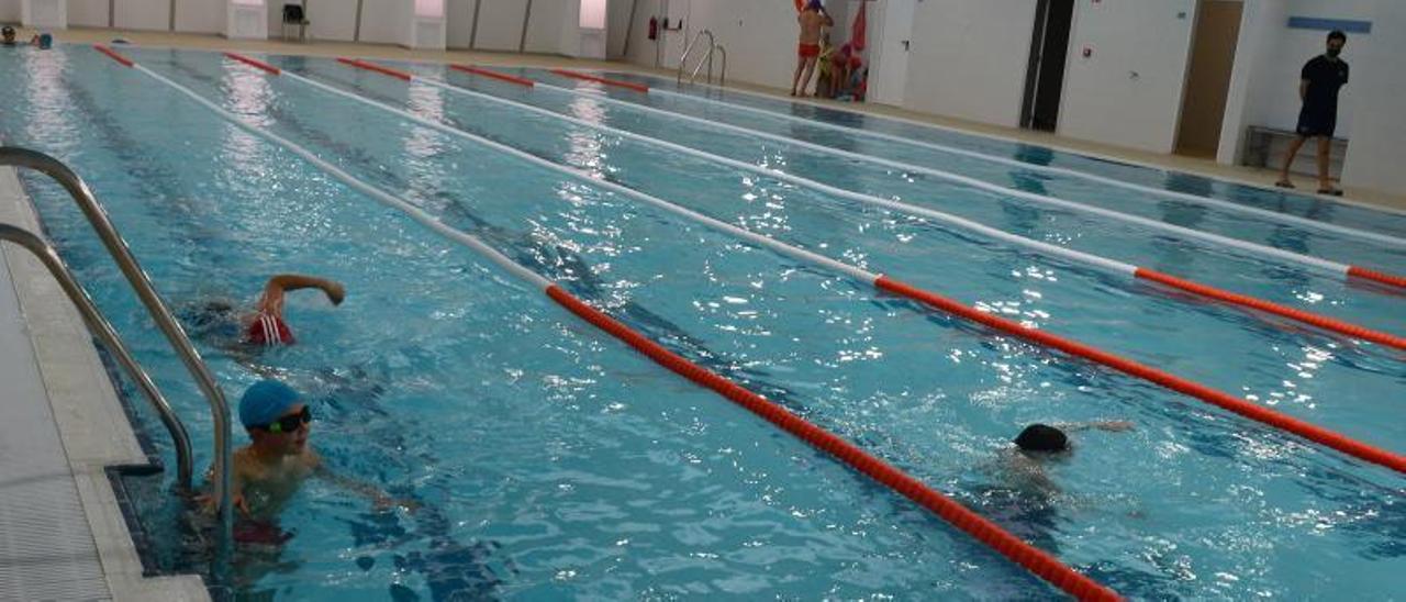 Usuarios de la piscina municipal de Bueu. |   // GONZALO NÚÑEZ