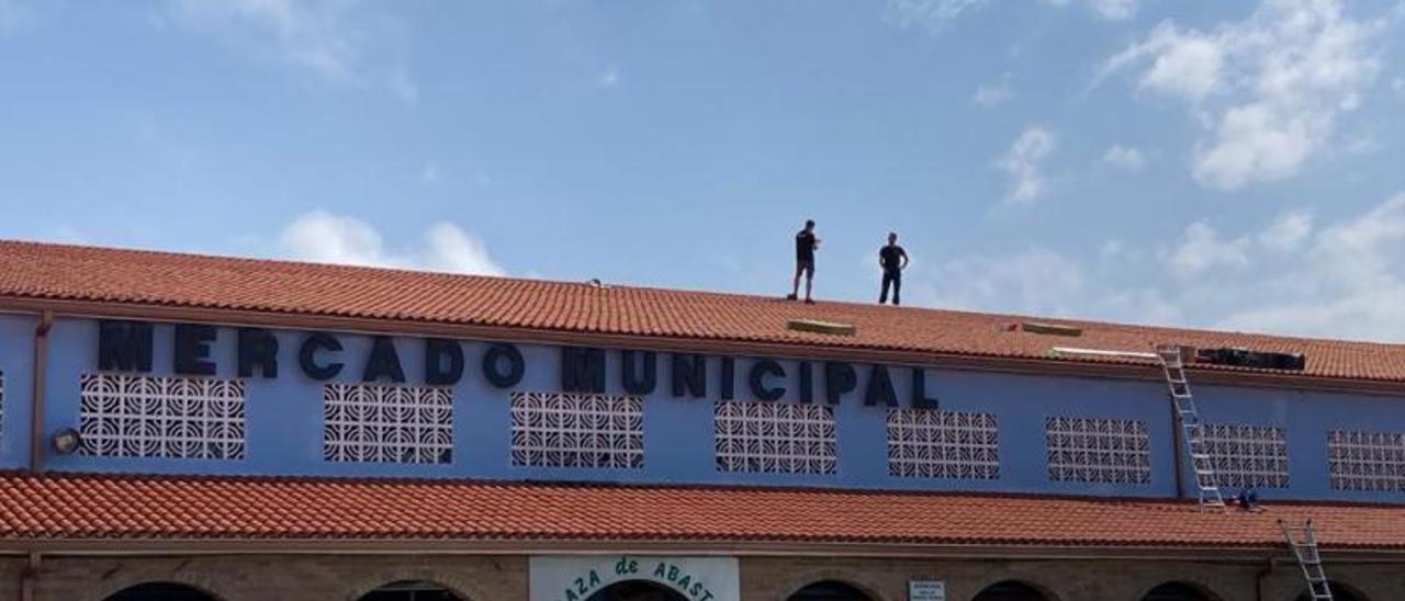 Los operarios ya se subieron ayer al tejado de la plaza.   | //  FDV