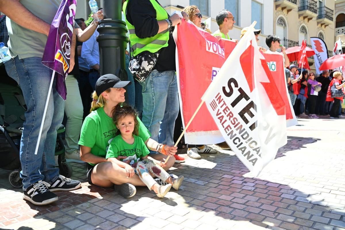 La manifestación de profesores por la huelga educativa llena las calles de Elche