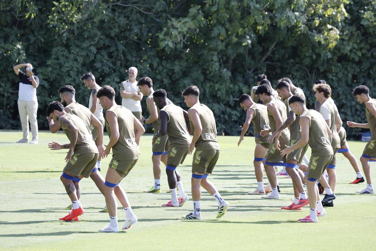Los jugadores del Córdoba CF realizan un ejercicio en un entrenamiento.