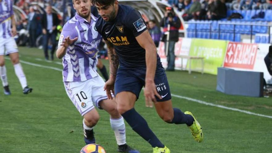 Jona se escapa de un rival ante el Valladolid.