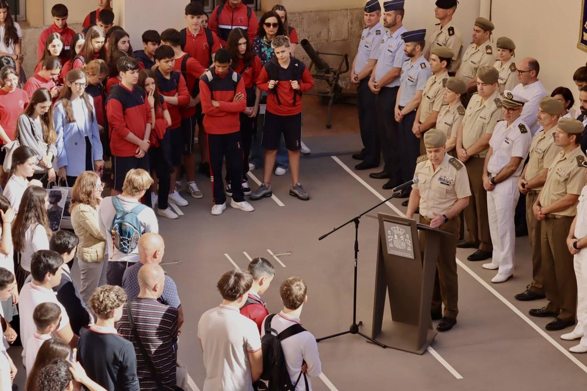 Acto de entrega de diplomas a los tres estudiantes de Secundaria finalistas de la edición valenciana de la 13º concurso Carta a un militar español, con izado de bandera en la Delegación de Defensa y visita guiada al Museo Histórico Militar de València.