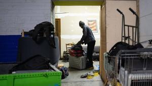 Badalona, 17/12/2025. Sociedad. Desalojo del gran asentamiento del antiguo instituto B9 de Badalona, ocupado desde el verano de 2023. FOTO de Zowy Voeten