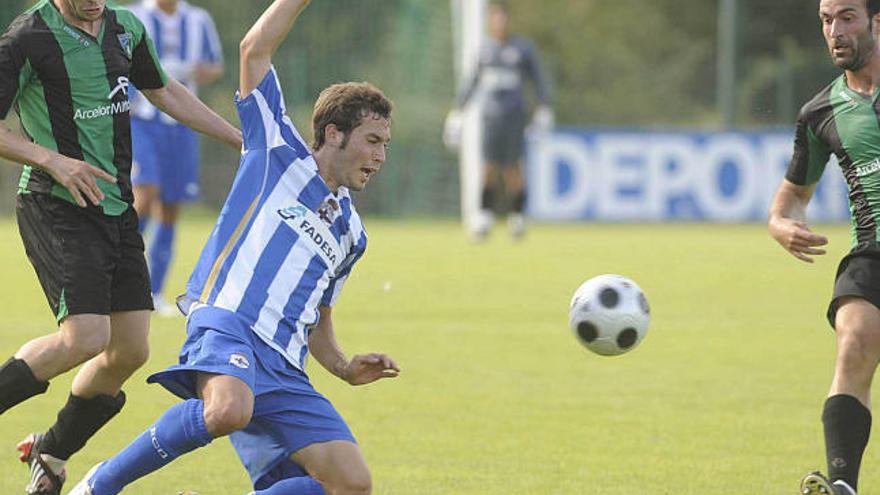 Sergio Benito pierde el equilibrio entre dos contrarios del Sestao River.