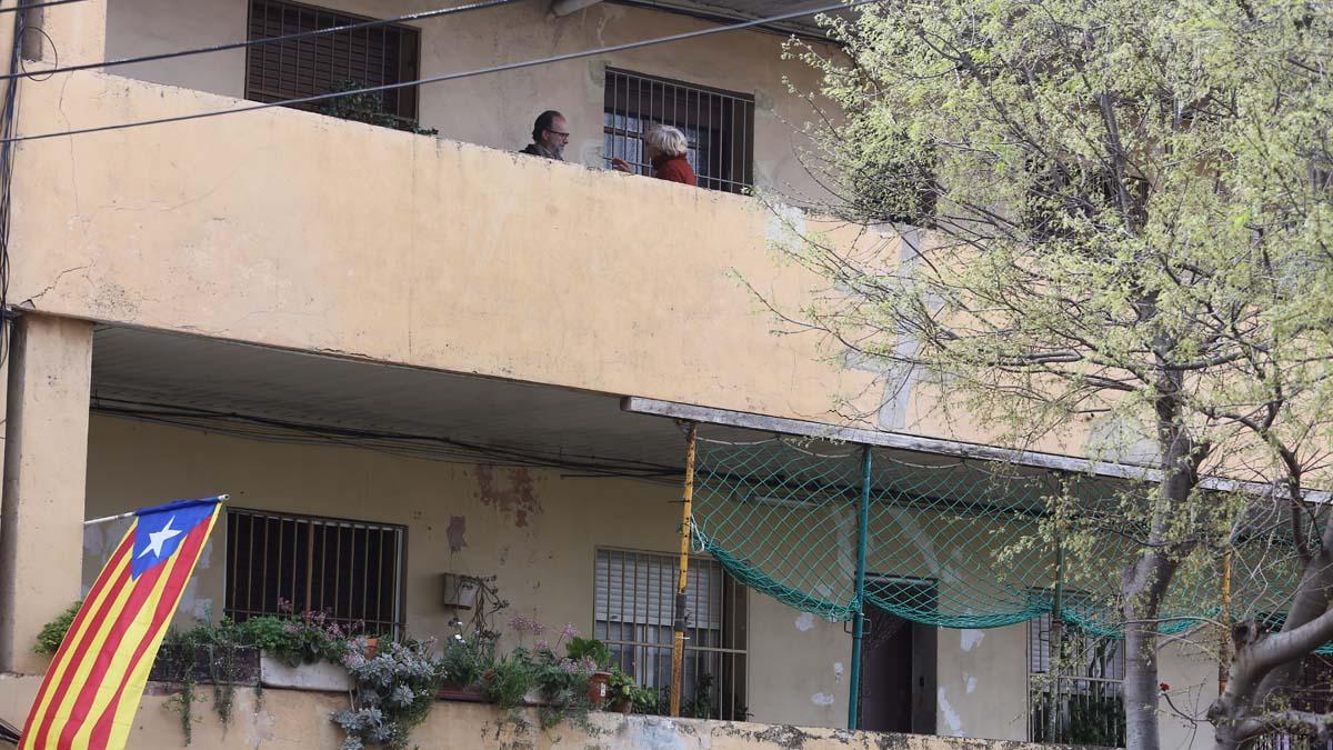 Edificio El Barco de Esplugues, desalojado el lunes por riesgo de derrumbe y en el que actualmente cinco vecinos se niegan a salir.