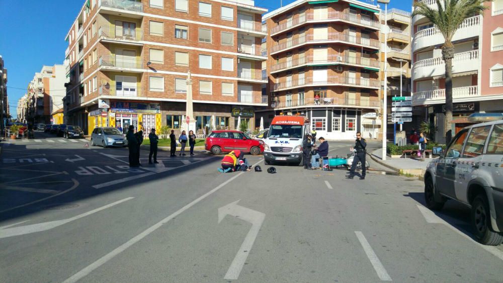 Accidente de entre un motorista y un coche en la zona de la playa del Cura. La conductora de  la moto fue trasladada con un fuerte golpe en las costillas al Hospital Universitario de Torrevieja