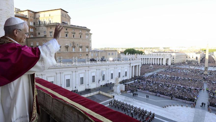 El estadounidense Robert Francis Prevost se presenta al mundo como León XIV, ayer tarde en el balcón central de la basílica de San Pedro.
| Efe