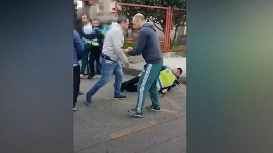 Detenido tras herir a dos policías mientras intentaba acceder a un colegio de Cambados