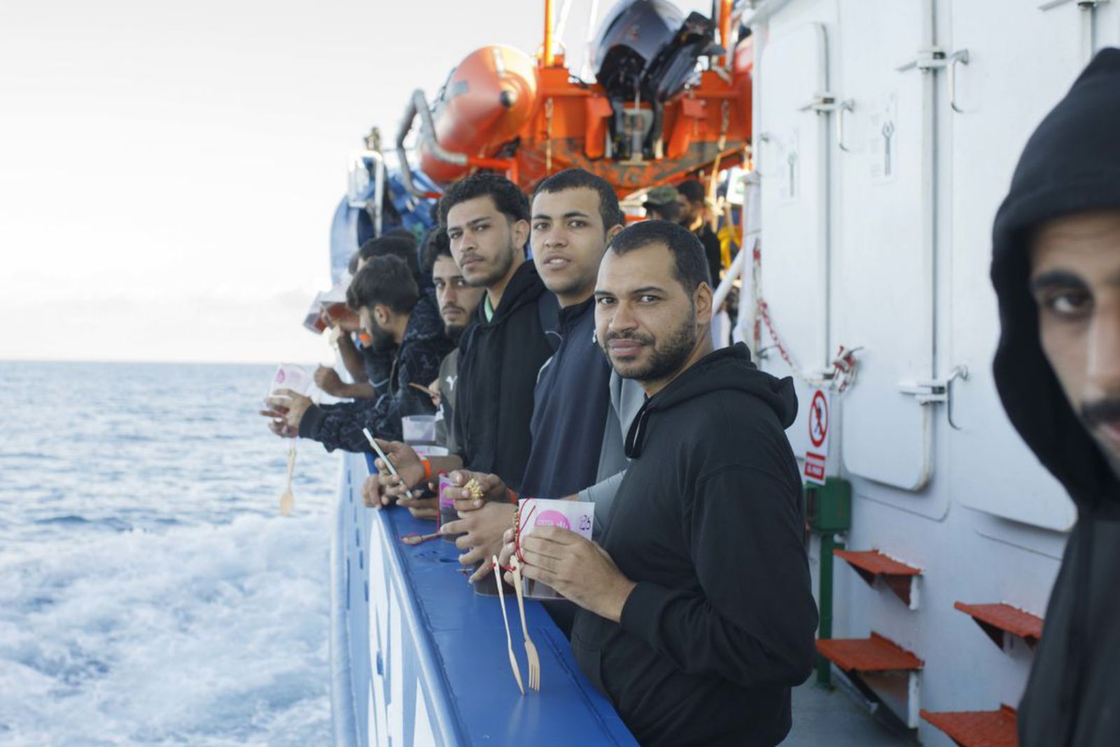 Migrants esmorzant te amb força sucre durant la travessia cap a Itàlia.