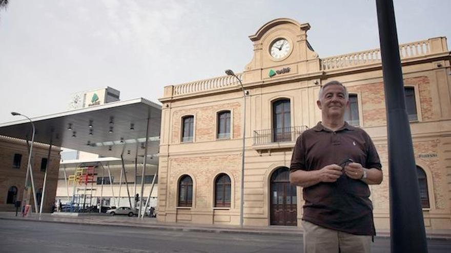 El historiador, delante de uno de los antiguos pabellones de viajeros.