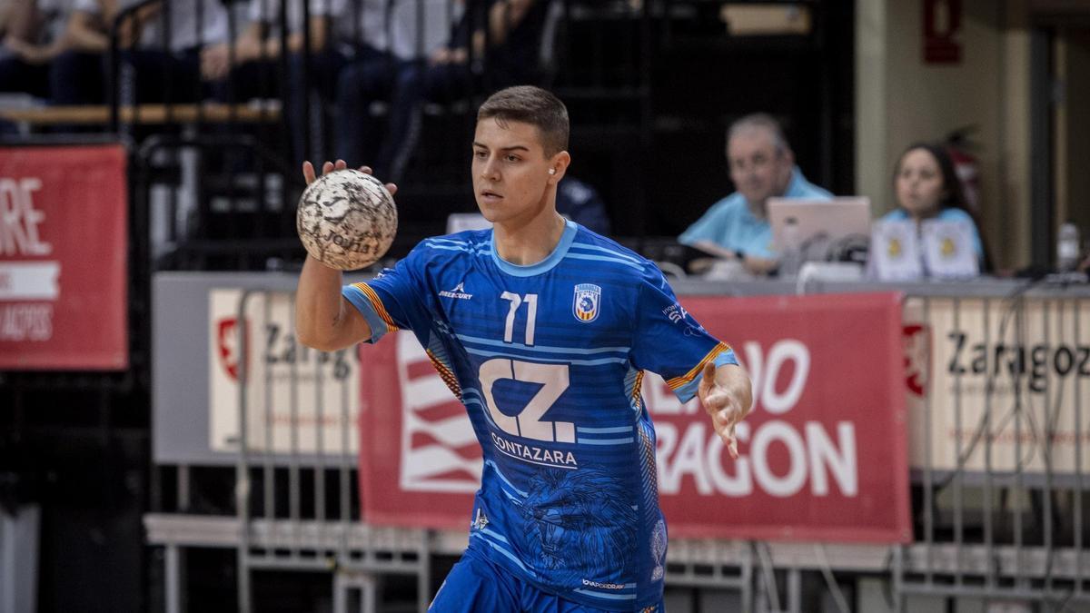 Diego Monzón, con el balón durante un encuentro.