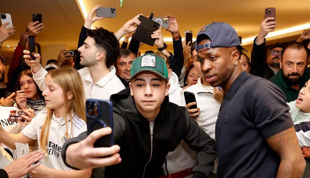 Vinícius, con los aficionados griegos a la llegada del Real Madrid a Atenas