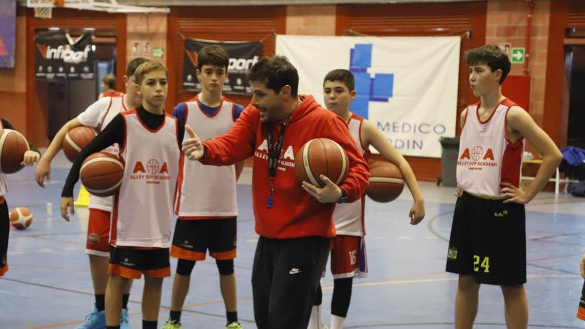 José Antonio Santaella da instrucciones en el campus de Margaritas.